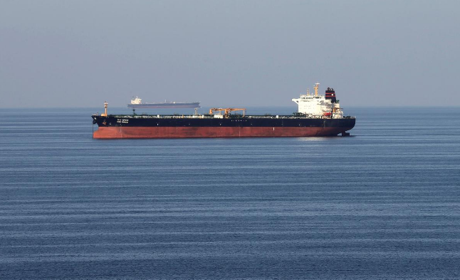 Tàu chở dầu đi qua eo biển Hormus. Ảnh Reuters