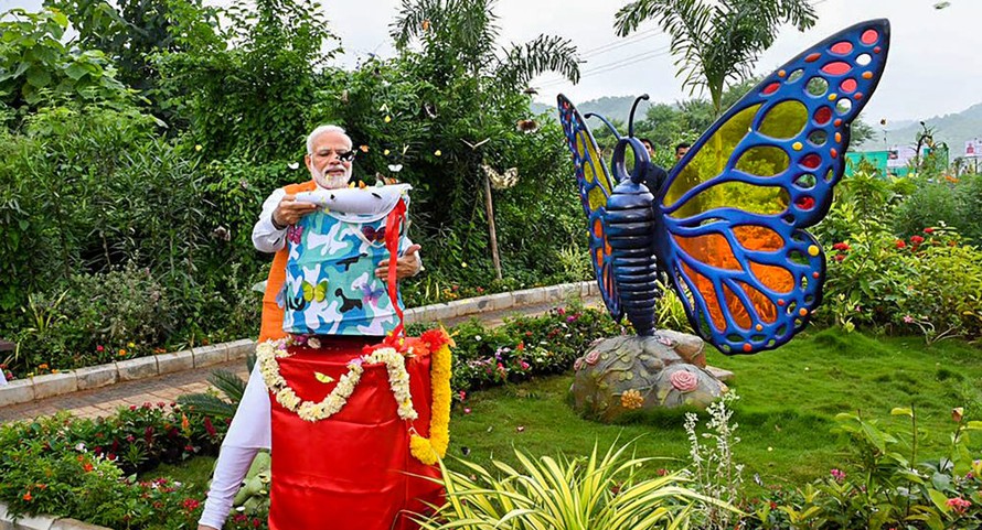 Thủ tướng Ấn Độ thả hàng trăm con bướm vào ngày sinh nhật