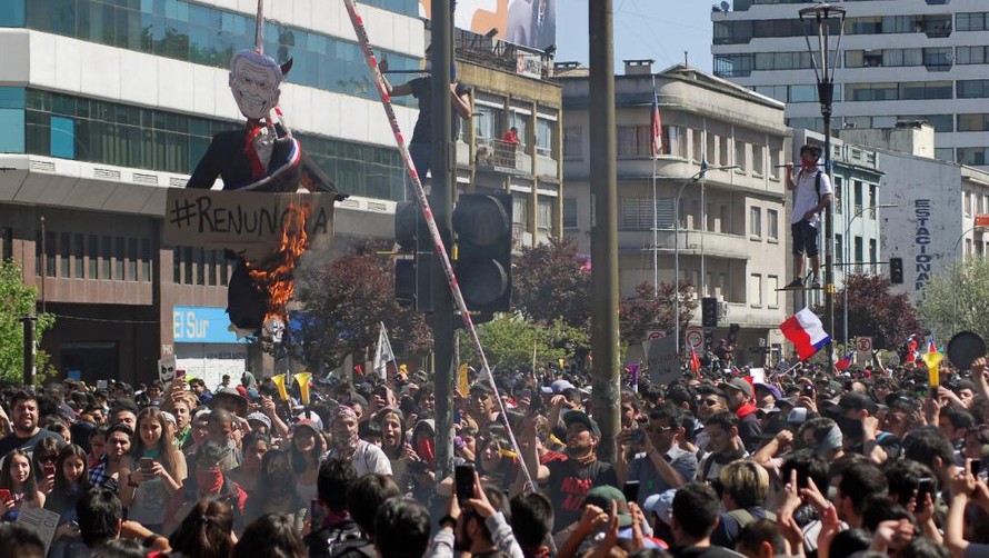 Người biểu tình đốt hình nộm của tổng thống Chilê Sebastian Piñera, ngày 23/10/2019, tại thành phố Concepcion. Ảnh: REUTERS