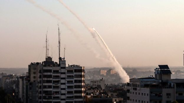 Một quả tên lửa bắn từ Gaza vào lãnh thổ Israel. (Ảnh: BBC).
