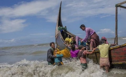 Một chiếc thuyền chở người Hồi giáo Rohingya từ Myanmar đến Shah Porir Dwip, Bangladesh vào năm 2017 - Ảnh: AP