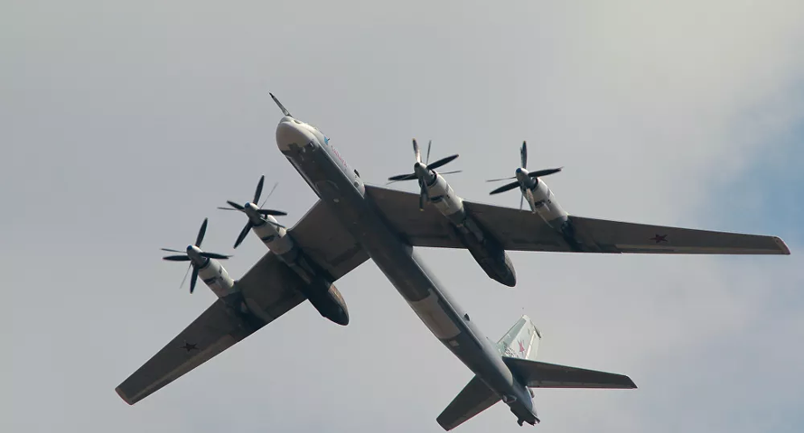 Máy bay ném bom Tu-95 mang theo tên lửa chiến lược. Ảnh: Sputnik
