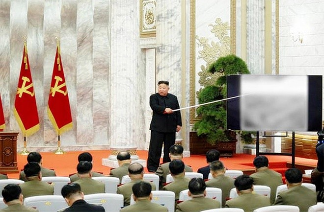 Ông Kim nói trước các tướng lĩnh quân sự, trong tấm ảnh được đăng tải hôm 24/5. Ảnh: Rodong Sinmun.