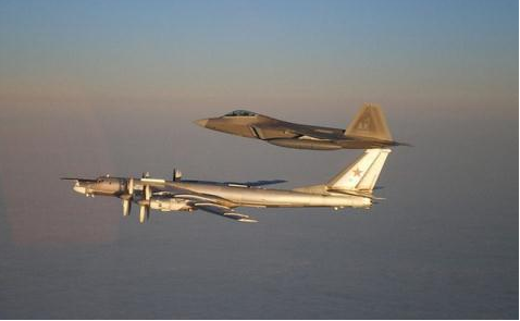 F-22 trong một lần áp sát Tu-95MS Nga.