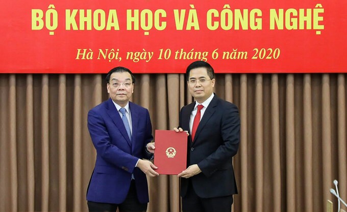 Bộ trưởng Chu Ngọc Anh trao quyết định cho tân Thứ trưởng Nguyễn Hoàng Giang.