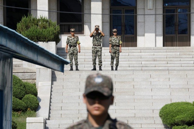 Binh sĩ Triều Tiên tại Bàn Môn Điếm ở khu phi quân sự liên Triều DMZ. Ảnh: Reuters