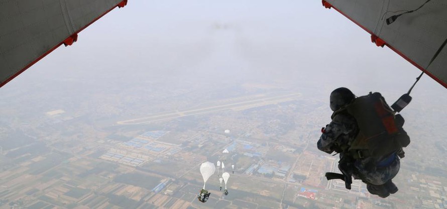 Một lính nhảy dù thuộc PLA nhảy khỏi máy bay vận tải Y-20 trong một cuộc tập trận. Ảnh: PLA