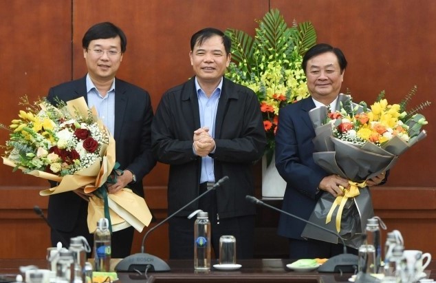 Bộ trưởng Nguyễn Xuân Cường chúc mừng tân Thứ trưởng Lê Minh Hoan và tân Bí thư Tỉnh ủy Đồng Tháp Lê Quốc Phong