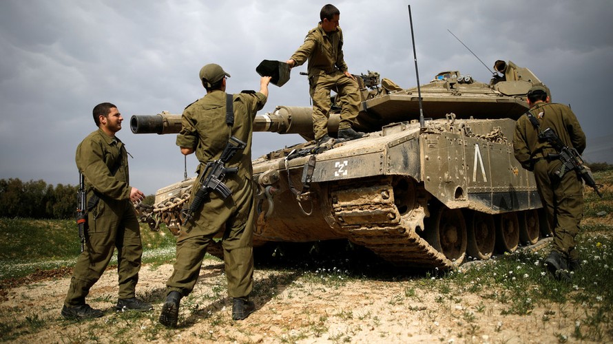 Một chiếc xe tăng của Israel gần trung tâm Gaza. Ảnh: Reuters
