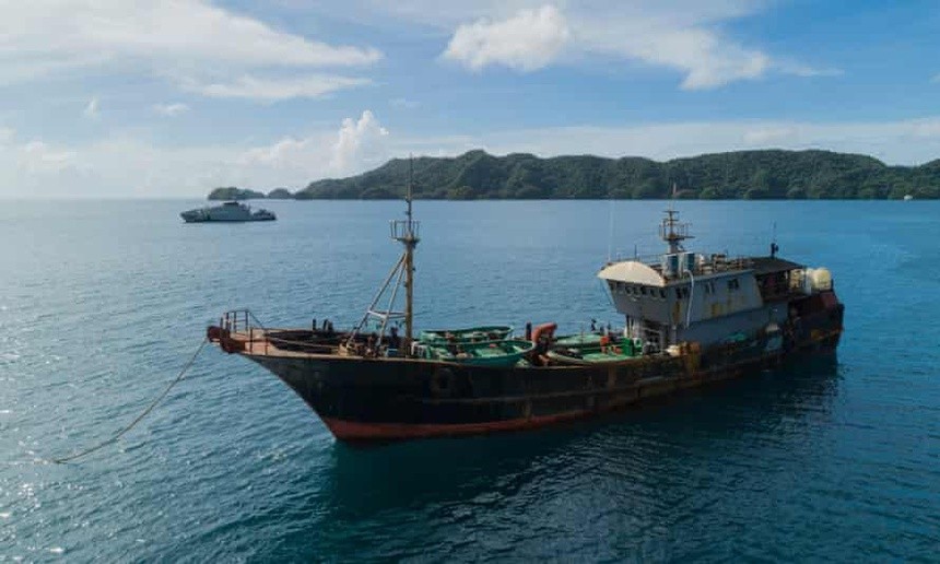 Tàu cá Trung Quốc bị chính quyền Palau bắt giữ ở rạn san hô Helen. Ảnh: Richard Brooks.