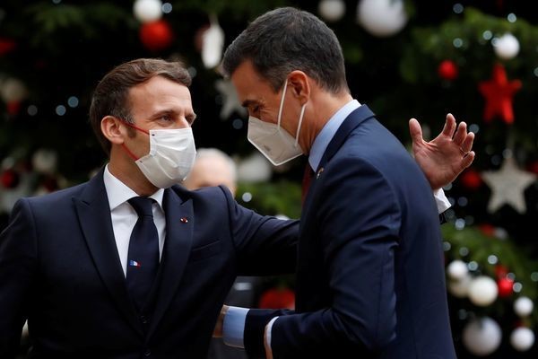 Tổng thống Pháp Emmanuel Macron chào đón Thủ tướng Tây Ban Nha Pedro Sanchez. Ảnh: Reuters