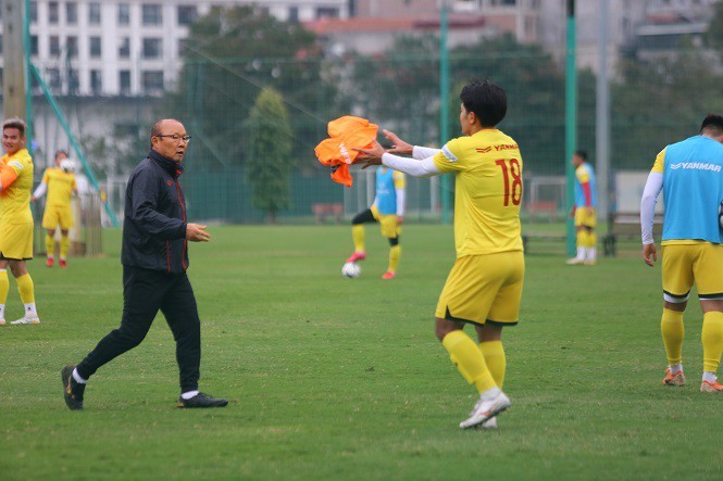 HLV Park Hang Seo cũng tập luyện với các cầu thủ. Ảnh: Duy Phạm