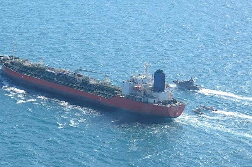 Tàu hải quân của IRGC bao vây tàu dầu TM Hankuk Chemi ngày 4/1 trên vịnh Ba Tư. Ảnh: Tasnim.