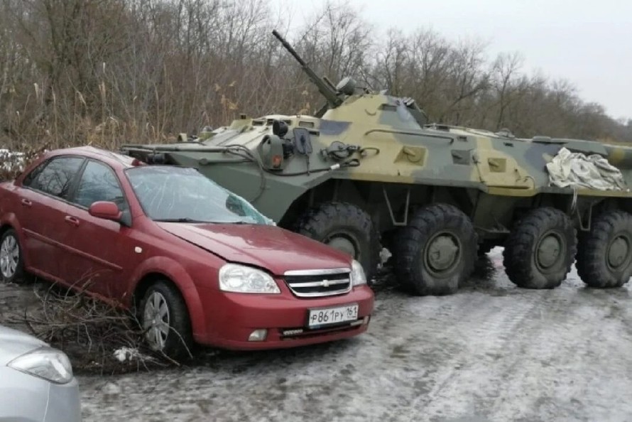 Xe bọc thép BTR-80 của Nga mất lái đè bẹp ô tô trên đường