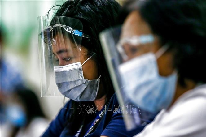Nhân viên y tế đeo khẩu trang và tấm chắn nhựa phòng lây nhiễm COVID-19 tại Manila, Philippines. Ảnh: THX/TTXVN