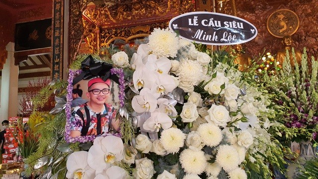 Mẹ Minh Lộc suy sụp trong lễ tưởng niệm, tiết lộ lý do giấu tin con qua đời