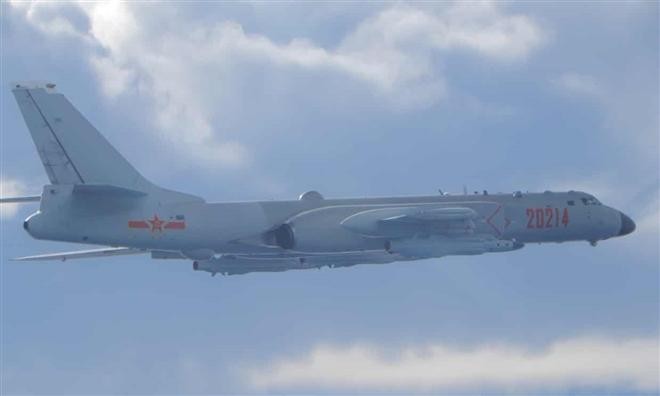 Máy bay ném bom H-6 của Trung Quốc bay sát eo biển Đài Loan vào tháng 9/2020. (Ảnh: Reuters)