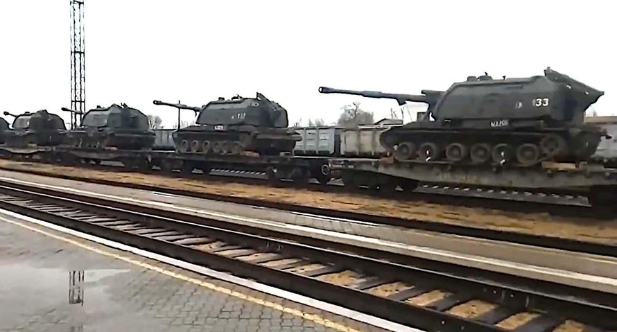 Loạt khí tài quân sự Nga rầm rập tiến về biên giới Ukraine