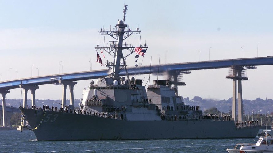 Tàu khu trục tên lửa dẫn đường USS John Paul Jones. Ảnh: Reuters