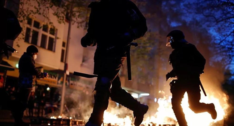 những đám cháy trên đường phố Berlin, Đức. Ảnh: Reuters