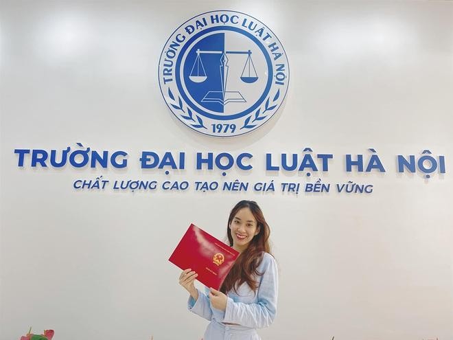 Nguyễn Thu Trang sinh năm 1999, là tân Thủ khoa đầu ra của Trường Đại học Luật Hà Nội