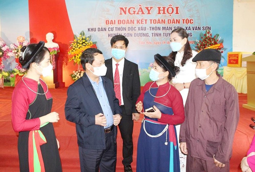 Bộ trưởng, Chủ nhiệm UBDT Hầu A Lềnh thăm hỏi người dân huyện Sơn Dương, tỉnh Tuyên Quang