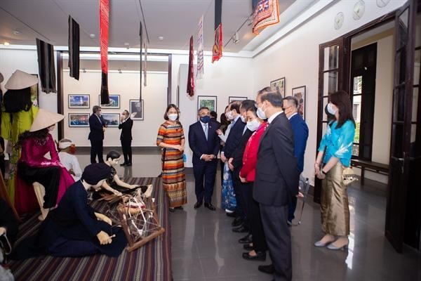Đại sứ đặc mệnh toàn quyền nước Cộng hòa Philippines tại Việt Nam Meynardo Los Banos Montealegre thm quan triển lãm. Ảnh: Báo văn hóa