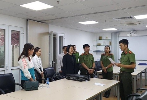 CQĐT tống đạt các quyết định tố tụng đối với bà Trần Kim Oanh, Phó hiệu trưởng Đại học Đông Đô