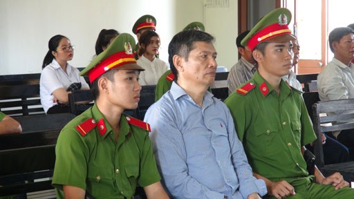 Dù đang thụ án 20 năm tù, cựu Chủ tịch Vinashin Phạm Thanh Bình vẫn phải có mặt tại phiên tòa của TAND tỉnh Phú Yên để lãnh thêm án. Ảnh: Văn Tài