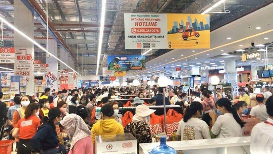 Hàng trăm người chen lấn mua sắm trong ngày khai trương siêu thị GO Quảng Ngãi bất chấp dịch bệnh Covid-19. Ảnh N.N 