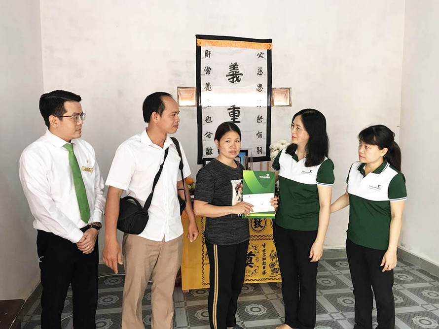 VCB Quảng Ngãi trao 20 triệu đồng hỗ trợ gia đình anh Phạm Văn Phó – ảnh Văn Chương