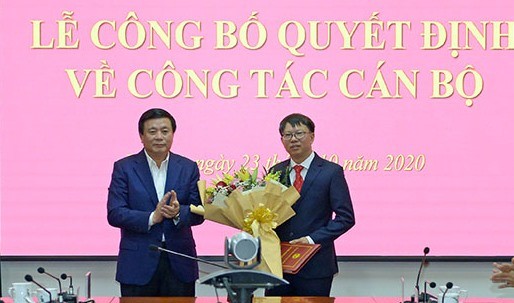 GS.TS Nguyễn Xuân Thắng trao quyết định và chúc mừng PGS.TS Đinh Ngọc Giang 
