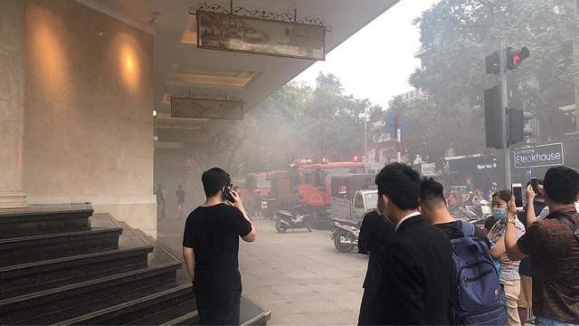 Nhiều người hoảng loạn vì vụ cháy dưới tầng hầm Trung tâm thương mại Tràng Tiền Plaza (Ảnh: Thành Trung). 