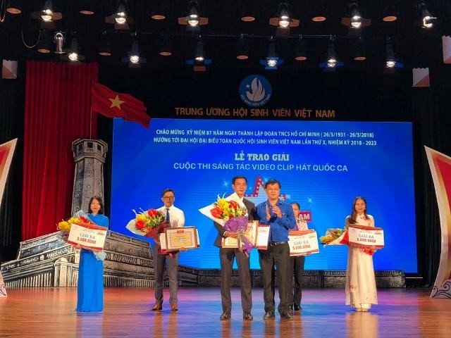 Anh Lê Quốc Phong trao giải Nhất cho Hội Sinh viên trường ĐH Phạm Văn Đồng, Quảng Ngãi