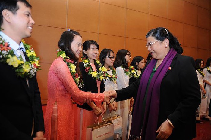 Phó Chủ tịch thường trực Quốc hội Tòng Thị Phóng tặng quà cho các tài năng trẻ đạt giải Quả Cầu Vàng năm 2017.