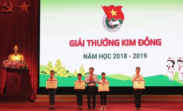 Các em đội viên nhận Giải thưởng Kim Đồng năm học 2018 - 2019