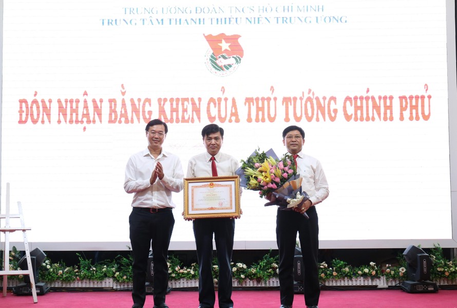 Bí thư thứ nhất T.Ư Đoàn Lê Quốc Phong (ngoài cùng, bên trái) trao tặng Bằng khen của Thủ tướng Chính phủ cho tập thể Trung tâm TTN Trung ương. Ảnh: Bảo Anh
