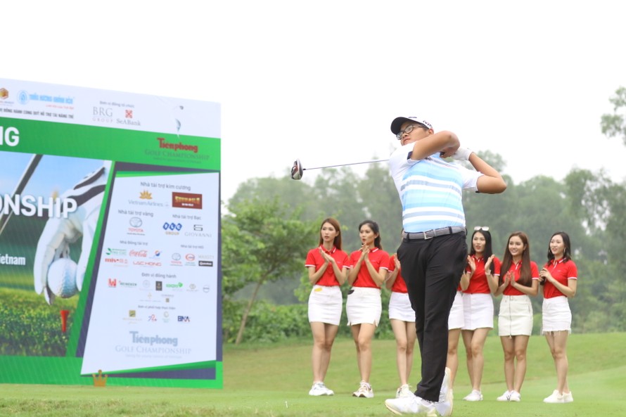 Goldfer Bảo Long phát bóng khai mạc giải Tiền Phong Golf Championship 2019 trên sân c