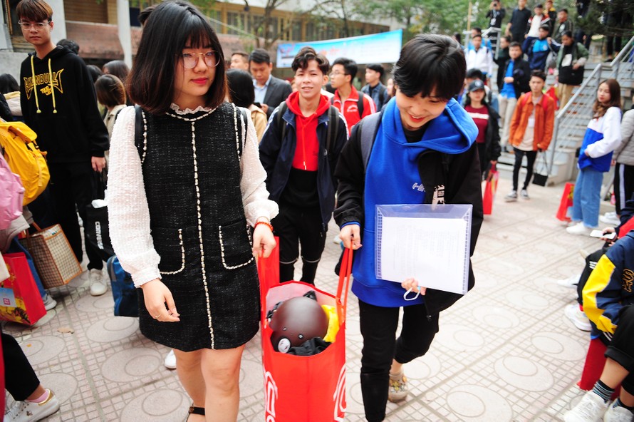 Sinh viên háo hức xách hành lý về quê đón Tết trên các chuyến xe miễn phí về do T.Ư Hội Sinh viên Việt Nam tổ chức. Ảnh: Dương Triều