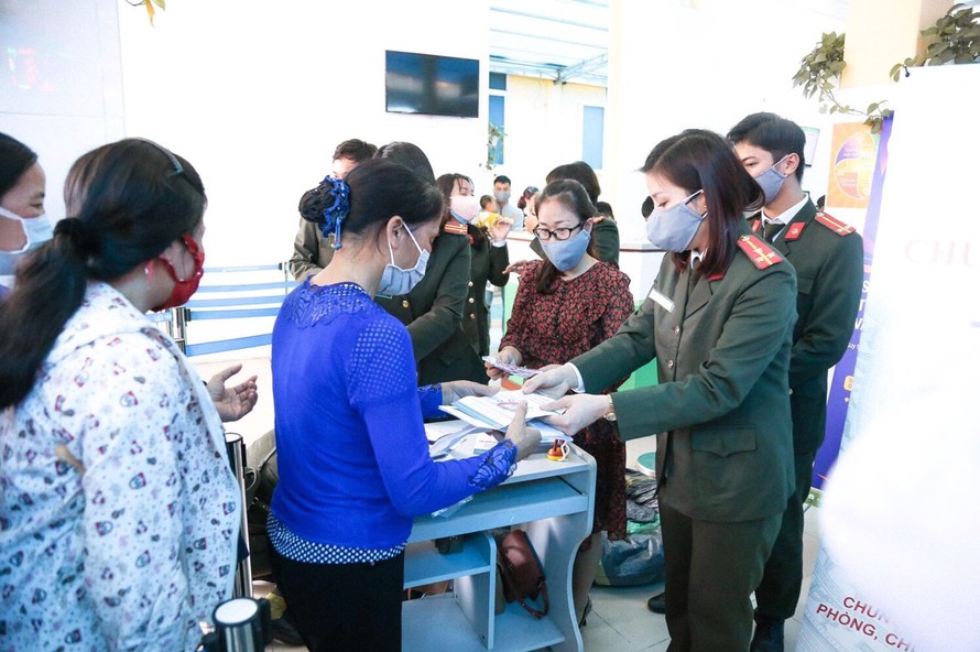 Đoàn thanh niên chi đoàn Cục Xây dựng phong trào bảo vệ an ninh Tổ quốc tặng khẩu trang miễn phí cho các bệnh nhân tại bệnh viện Việt Đức.