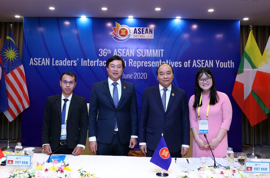 Thủ tướng Nguyễn Xuân Phúc; Bí thư thứ nhất T.Ư Đoàn Lê Quốc Phong cùng 2 đại biểu thanh niên Việt Nam tham gia Lễ tiếp kiến Lãnh đạo cấp cao ASEAN. 