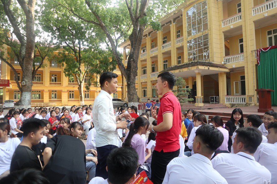 Học sinh trường THPT Yên Lạc số 2 – Vĩnh Phúc tại buổi hướng nghiệp