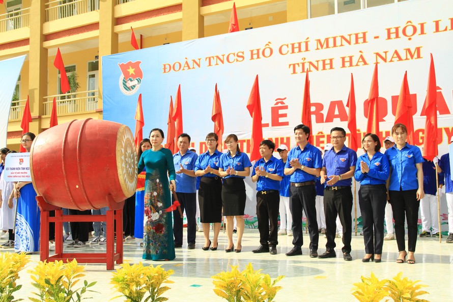 Bà Đinh Thị Lụa, Phó Chủ tịch UBND tỉnh Hà Nam đánh trống khởi động chiến dịch Thanh niên tình nguyện hè 2020.