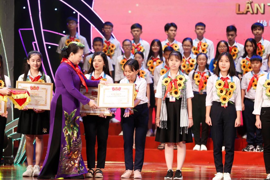 Chủ tịch Quốc hội Nguyễn Thị Kim Ngân trao tặng Bằng khen cho đại biểu thiếu nhi tham dự Đại hội cháu ngoan Bác Hồ toàn quốc lần thứ IX, năm 2020.