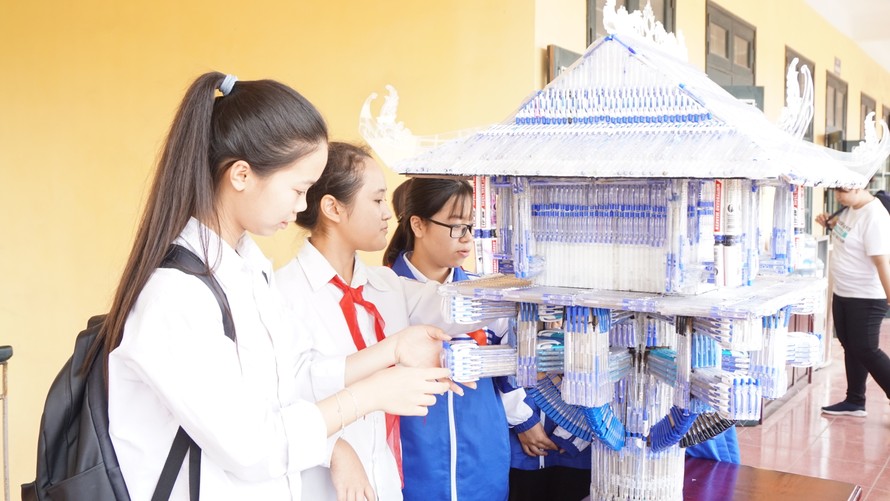 Học sinh Hà Nội thích thú với mô hình Chùa Một Cột được làm từ bút bi đã qua sử dụng