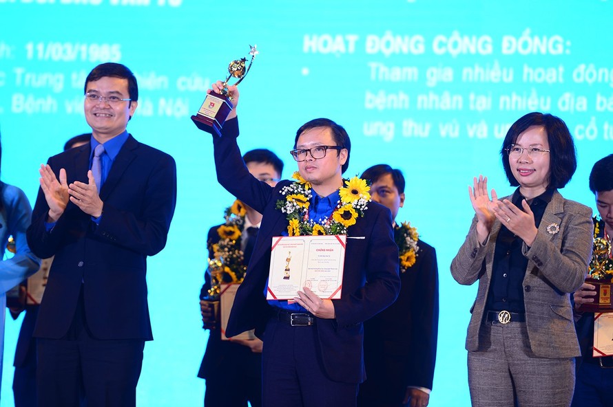 Anh Bùi Quang Huy, Bí thư T.Ư Đoàn, Chủ tịch T.Ư Hội SVVN trao tặng phần thưởng Quả Cầu Vàng năm 2020. Ảnh: Dương Triều