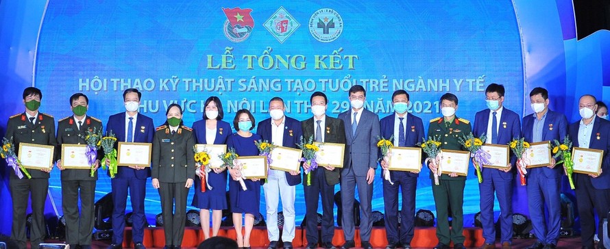 Bí thư thường trực T.Ư Đpàn Bùi Quang Huy trao tặng Kỷ niệm chương Vì thế hệ trẻ cho 19 cá nhân xuất sắc tại Hội thao Kỹ thuật sáng tạo tuổi trẻ ngành y tế khu vực Hà Nội lần thứ 29 năm 2021. Ảnh: Bảo Anh