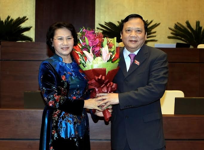Chủ tịch Quốc hội Nguyễn Thị Kim Ngân tặng hoa cho Nguyên Phó chủ tịch Quốc hội Huỳnh Ngọc Sơn. Ảnh Như Ý.