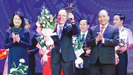 Thủ tướng Nguyễn Xuân Phúc và Phó chủ tịch nước Đặng Ngọc Thịnh trao giải Doanh nhân tiêu biểu năm 2016. Ảnh: Hồng Vĩnh.