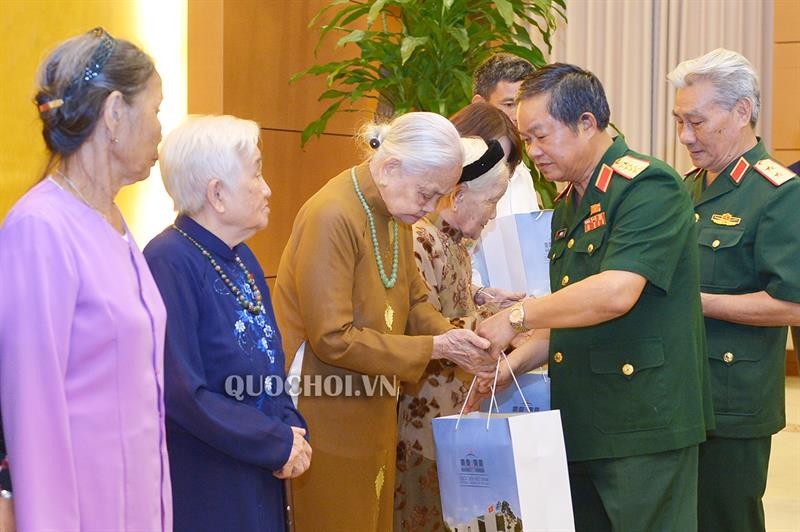 Đại tướng Đỗ Bá Tỵ trao quà cho Mẹ Việt Nam anh hùng, gia đình và thân nhân liệt sỹ. Ảnh QH